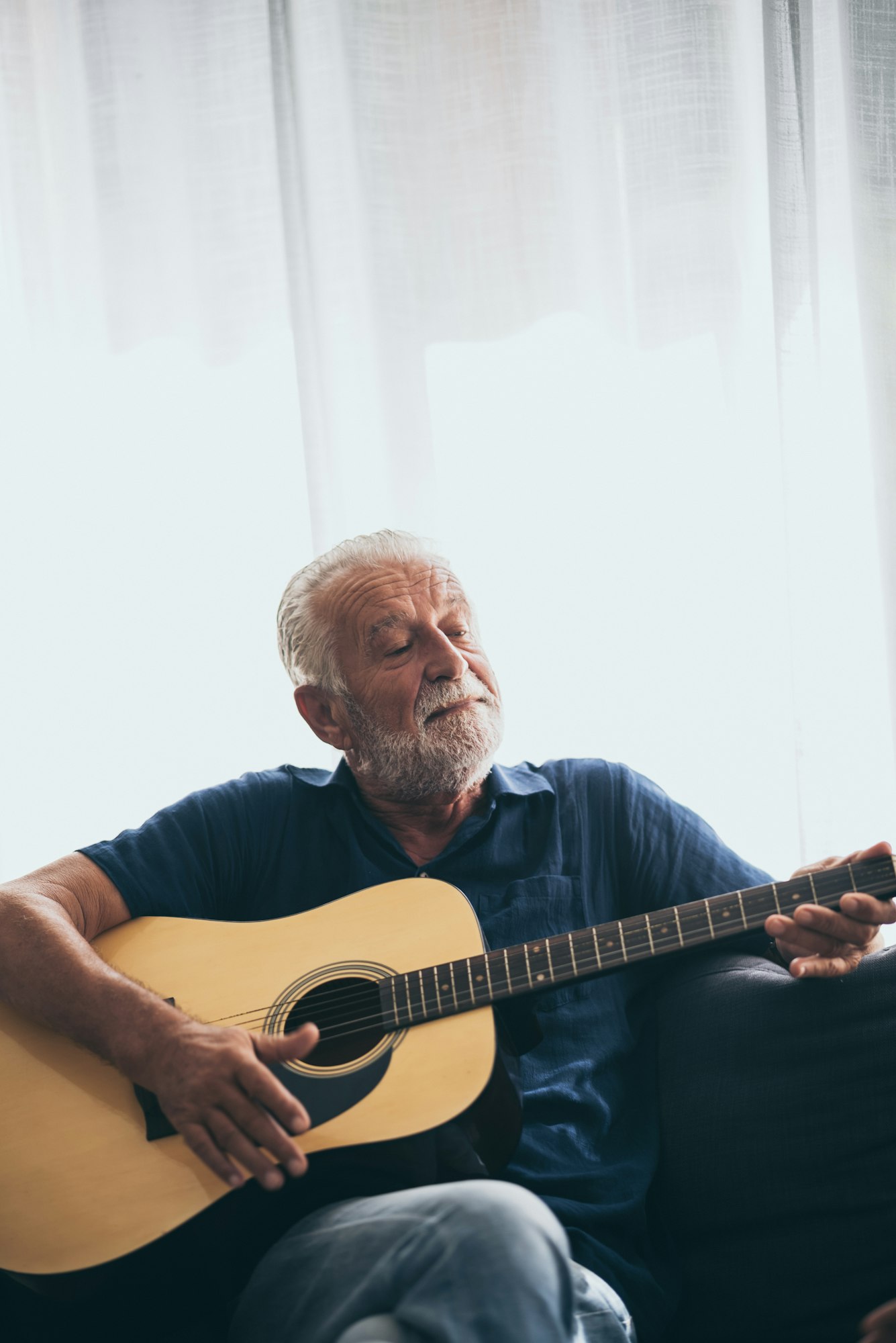 The old man and his guitar in the house